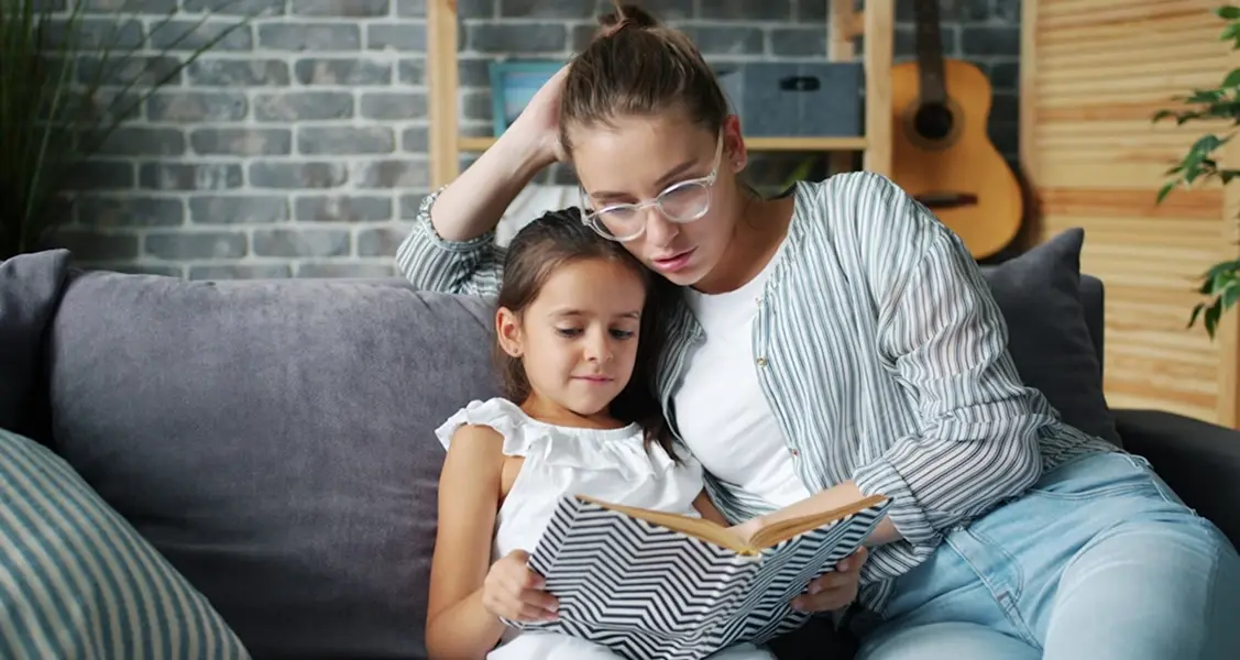 Zdjęcie dzieci uczących się za pomocą zabawy z papierem