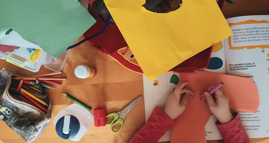 Zdjęcie dzieci uczących się za pomocą zabawy z papierem