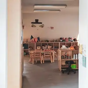 Zdjęcie osoby w żłobku w krakowie czytającej bajki